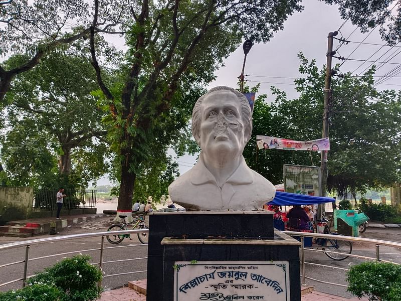 শিল্পাচার্য জয়নুল আবেদিনের ভাস্কর্যটির ‘নাক-মুখ’ ভেঙে দেওয়া হয়েছে। গত বুধবার বিকেলে ময়মনসিংহ নগরের কাঁচিঝুলি এলাকায়